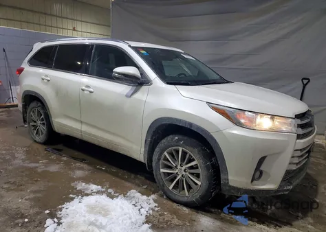 2018 Toyota Highlander Se z USA, uszkodzony, nr VIN 5TDJZRFH3JS561920
